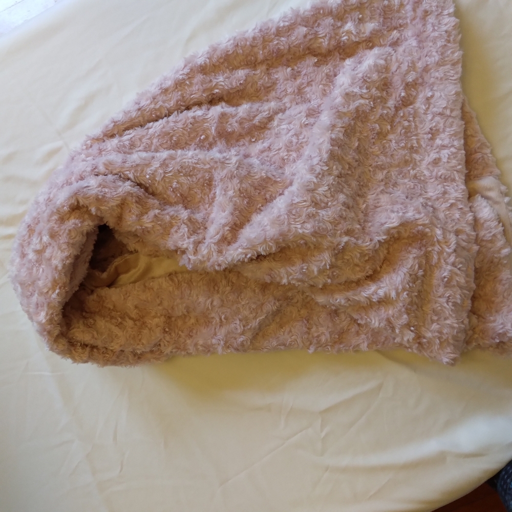 Rose Pattern Throw - Picture 3 of 6